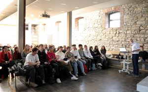 Mehr über den Artikel erfahren LERNEN AM ANDEREN ORT: KÜNSTLICHE INTELLIGENZ IM KLOSTER VOLKENRODA
