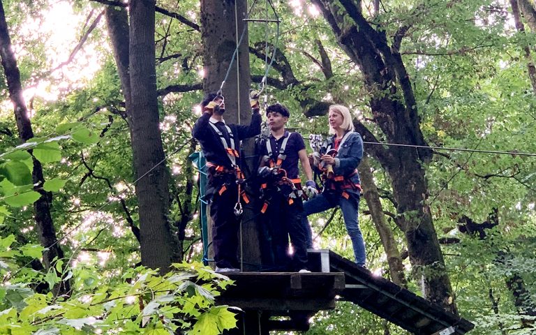 Mehr über den Artikel erfahren LERNEN AM ANDEREN ORT: IM HAINICH UND KLETTERWALD KAMMERFORST
