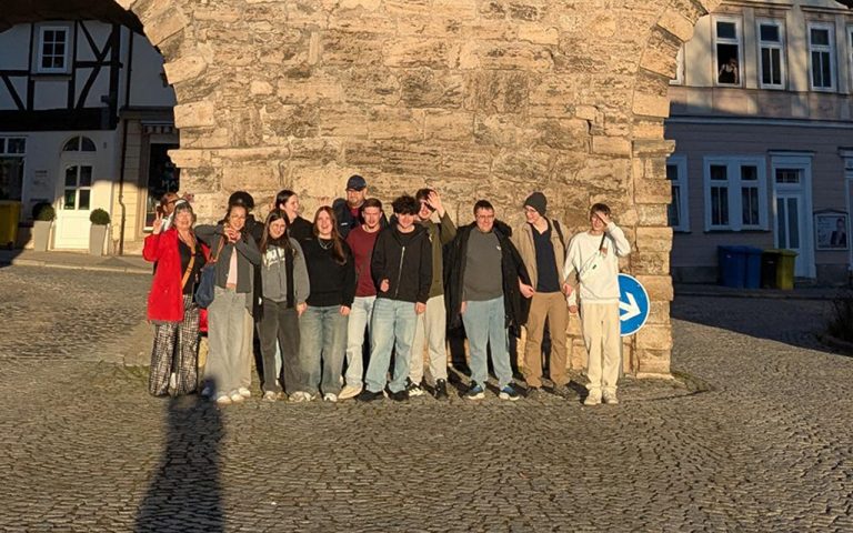 Mehr über den Artikel erfahren LES ARBRES AUX RACINES PROFONDES SONT CEUX QUI MONTENT HAUT